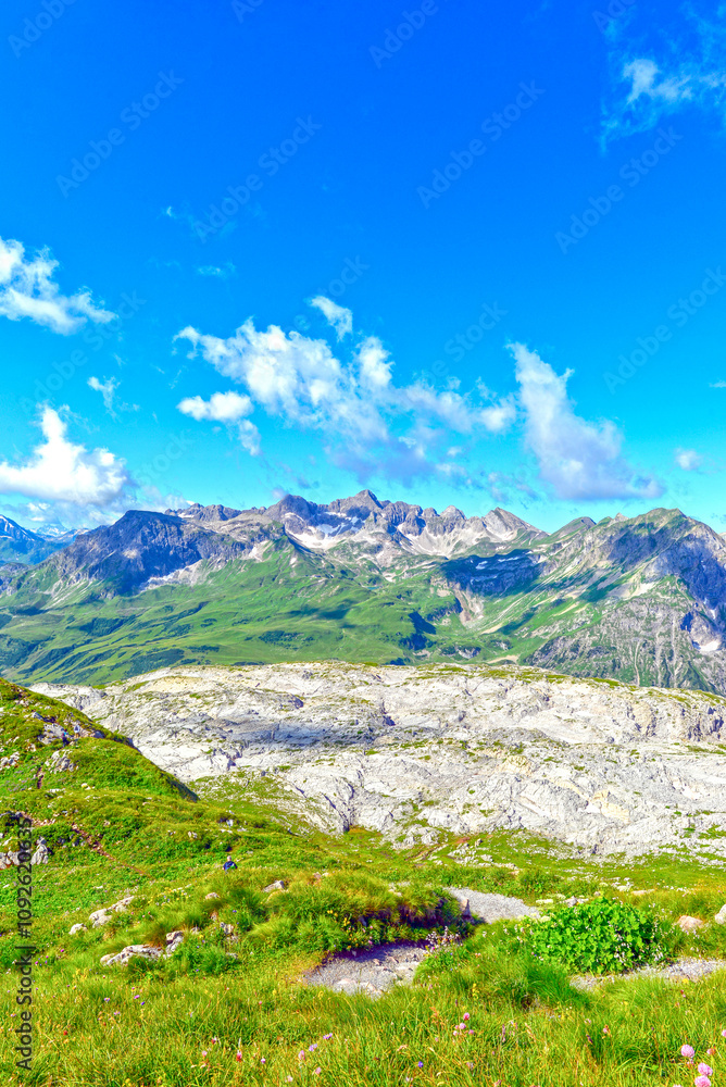 Fototapeta premium Blick vom Rüfikopf auf das Lechquellengebirge in Vorarlberg