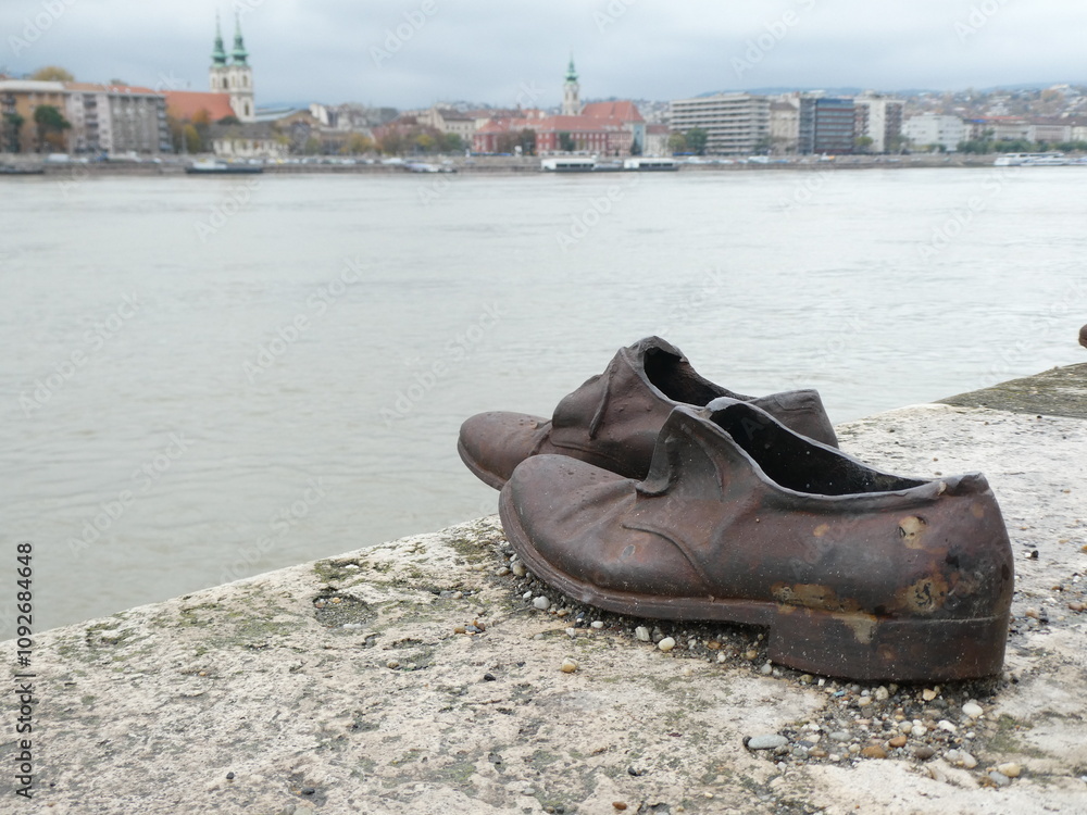 Schuhe am Ufer der Donau in Budapest
