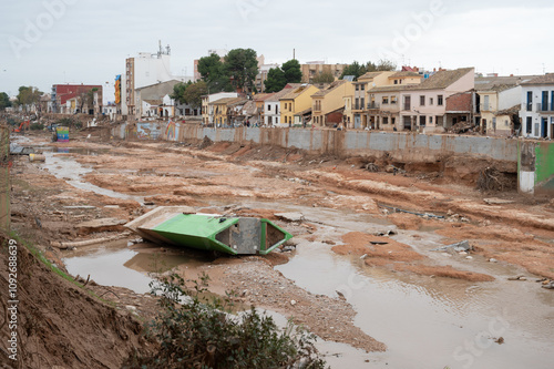 Fotografía Urban landscape showing a flooded riverbank amidst a residential area after a DA
