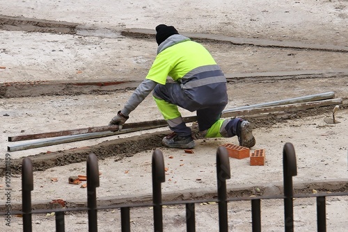 Obra de construcción con persona trabajando  photo