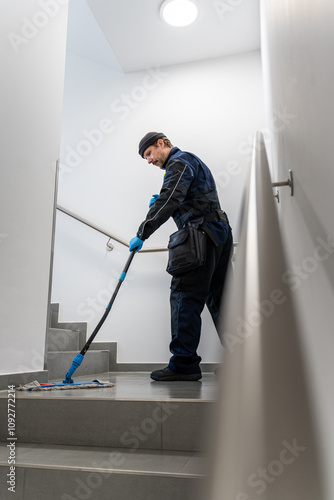 Professionelle Treppenhausreinigung: Gründlich, zuverlässig und nachhaltig für saubere Treppenhäuser in Wohn- und Gewerbegebäuden.