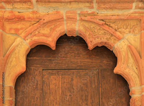 getaria pueblo arco dintel de piedra desgastado en la puerta de entrada a la iglesia país vasco 4M0A0206-as24 photo