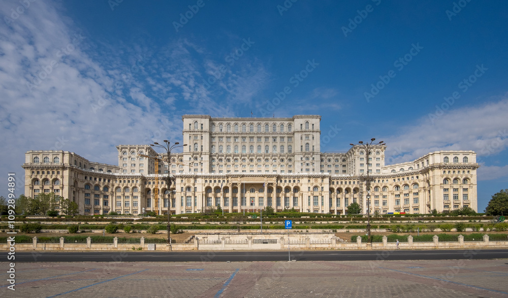 Vista del edificio del Parlamento en el centro urbano de la ciudad de Bucarest, Rumania Vista del edificio del Parlamento en el centro urbano de la ciudad de Bucarest, Rumania