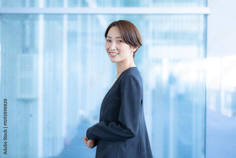 オフィスに立つスーツを着た女性
