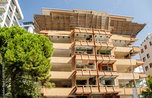 Φωτογραφία evacuated residential  building demolished for reconstruction in the city