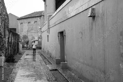 vue d'une rue sur l'île de Gorée un jour de pluie à Dakar au Sénégal en Afrique de l'Ouest photo