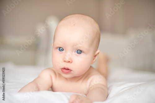 Obraz na płótnie Baby girl with blue eyes close-up. w salonie