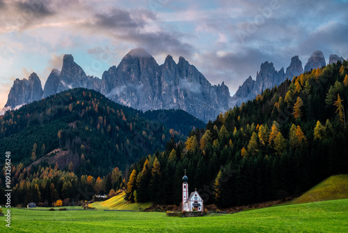 iglesia de San Giovanni en Val di Funes dolomitas con las montañas de fondo photo