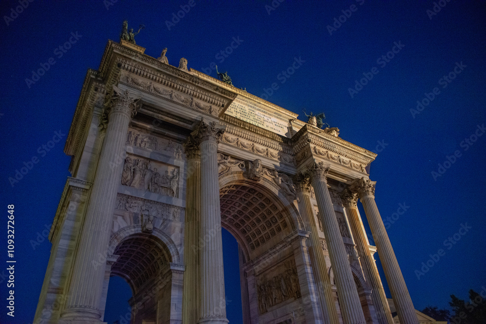 Obraz premium The Arch of Peace in Milan illuminated at night