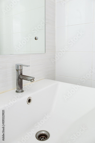 Obraz na płótnie The stained faucet on the white ceramic sink basin. w salonie