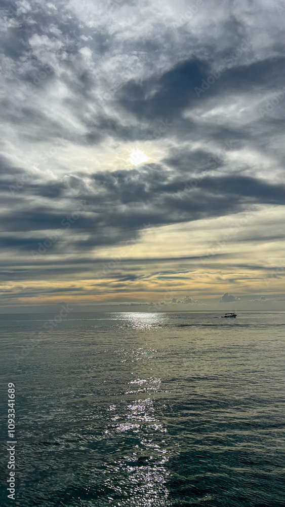 Obraz premium Sunset over the sea