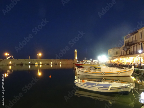 Grèce, charmant port de Réthymnon avec ses petits restaurants