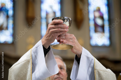  Manos de un sacerdote levantando el cáliz. Generado con IA photo