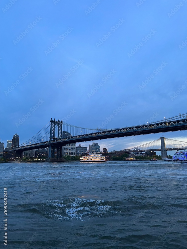 Naklejka premium manhattan bridge at night