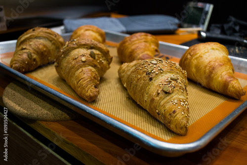 El Croissant,es una pieza de panadería de origen francés. Fue creada en París en el siglo XIX donde los panaderos locales se inspiraron de la forma del kifli austriaco.