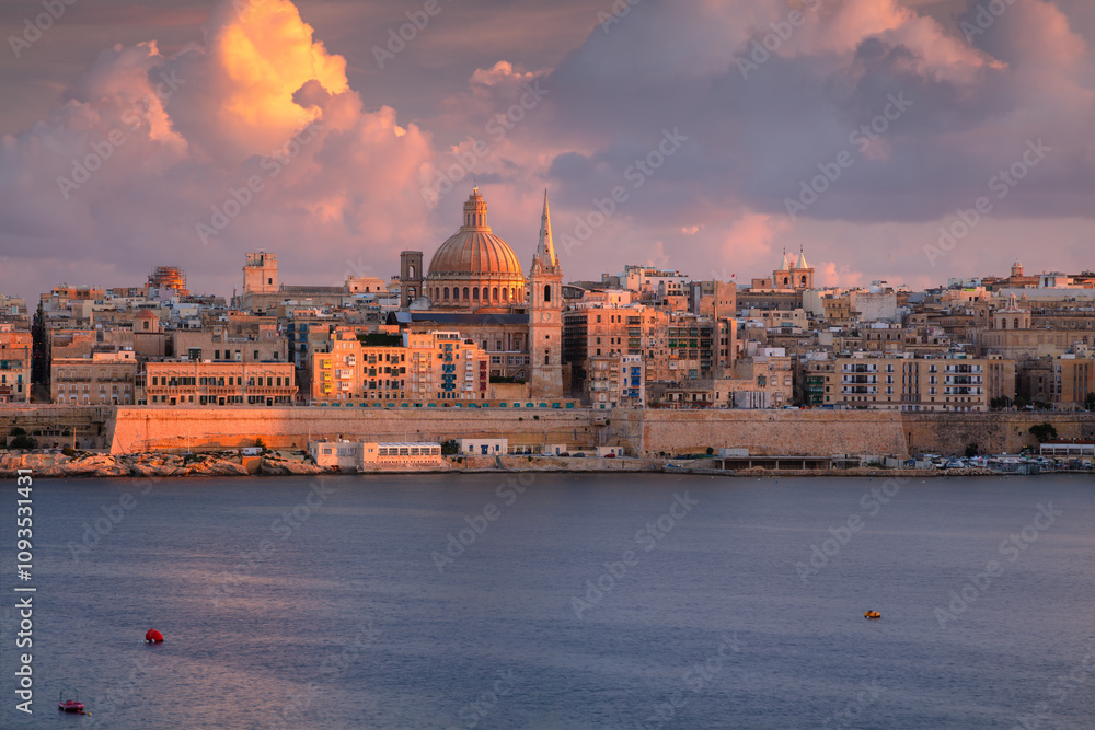 Naklejka premium Valletta, Malta. Cityscape image of historical old town of Valletta, Malta at dramatic autumn sunset.