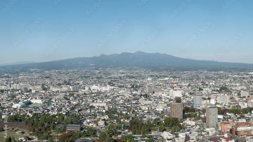 前橋市の市街地越しの赤城山（タイムラプス・ズームアウト）