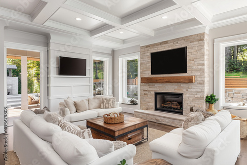 Helles Wohnzimmer mit Kamin und modernen Möbeln
