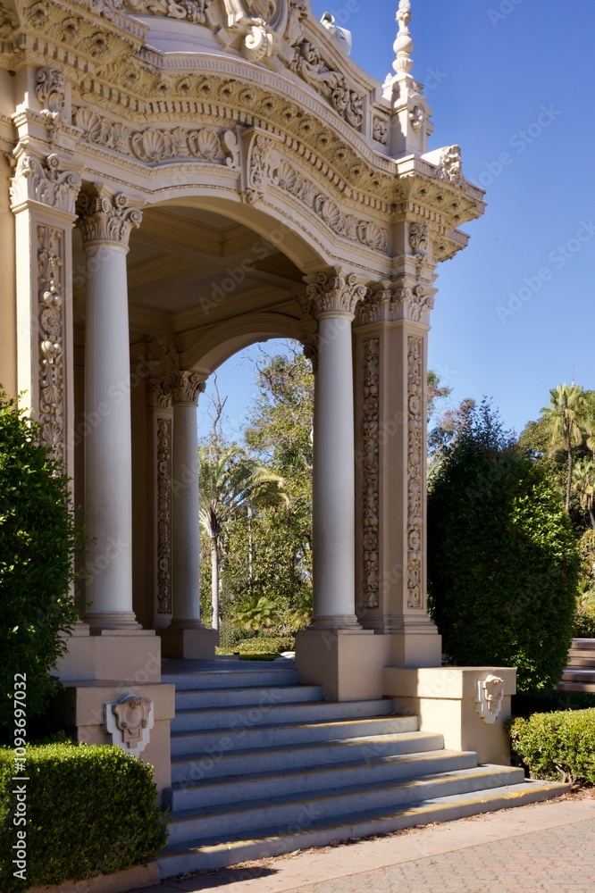 Obraz premium decorative gateway arch to the colonnade