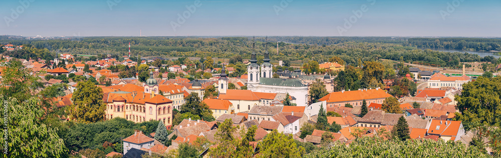 Fototapeta premium A panoramic aerial view of Sremski Karlovci highlights the stunning summer landscape, with its unique heritage and vibrant urban center nestled in Vojvodina, Serbia
