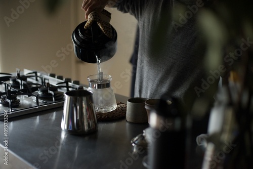 コーヒーを淹れるために器具をお湯で温めるところ