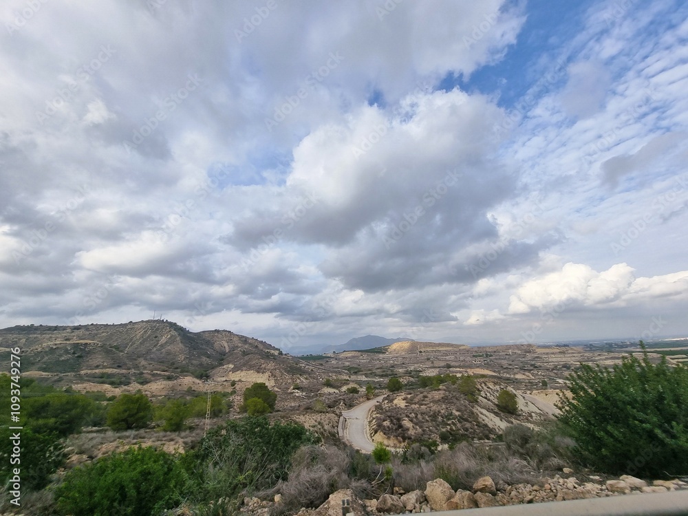 Typisch spanische Landschaft mit sanften Hügeln, etwas grünem Bewuchs und einem dramatischen Wolkenhimmel. Typisch spanische Landschaft mit sanften Hügeln, etwas grünem Bewuchs und einem dramatischen Wolkenhimmel.