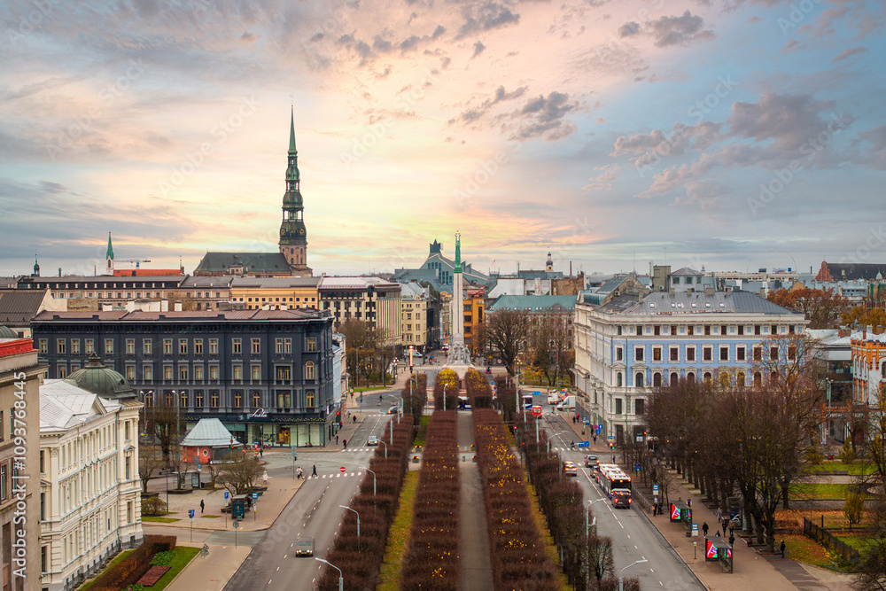 Obraz premium Aerial View of Riga Featuring St. Peter's Church at Sunset