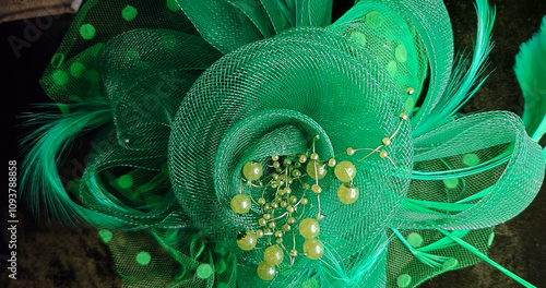 Quadro su tela green fascinator millinery closeup