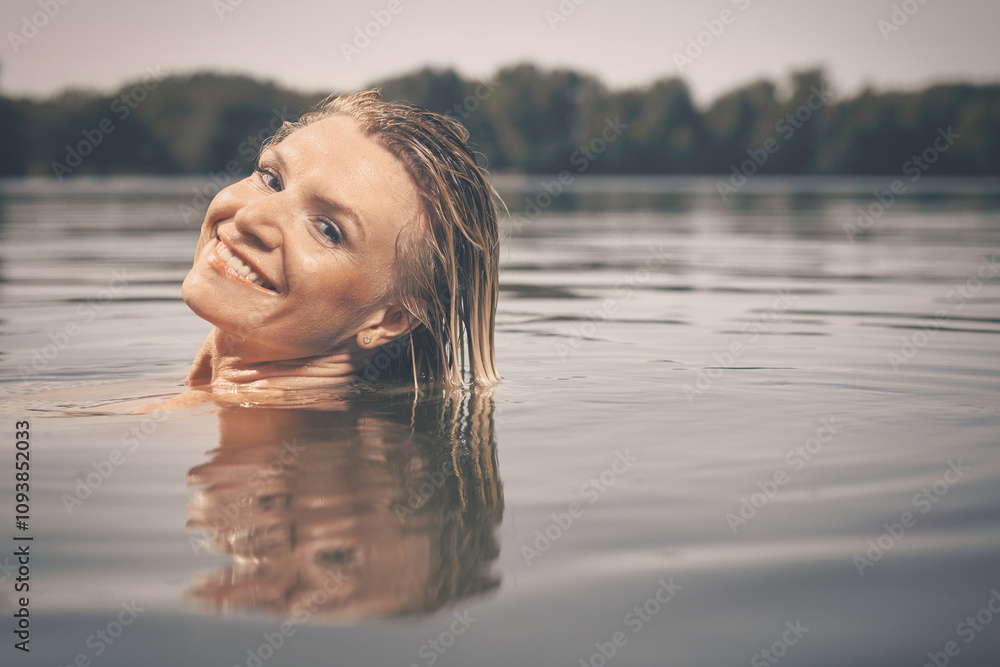 Naklejka premium Pretty lady in summer lake posing for portrait in daytime
