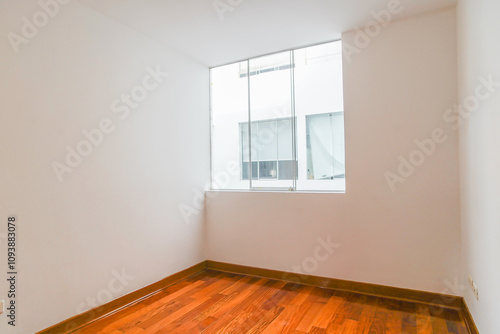 habitacion de departamento con ventana vista externa iluminado y acabados de madera