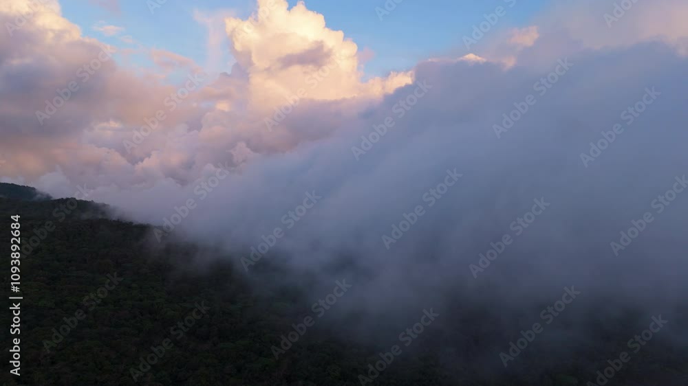 Toma aerea de dron desde la montaña con un hermoso atardecer cubierto de grandes nubes cubriendo la montaña Toma aerea de dron desde la montaña con un hermoso atardecer cubierto de grandes nubes cubriendo la montaña