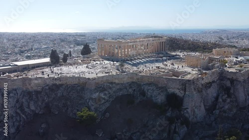 Visão drone aérea dia de sol Partenon em Atenas, Grécia, um antigo templo dedicado à deusa Atena, situado no topo da Acrópole. photo