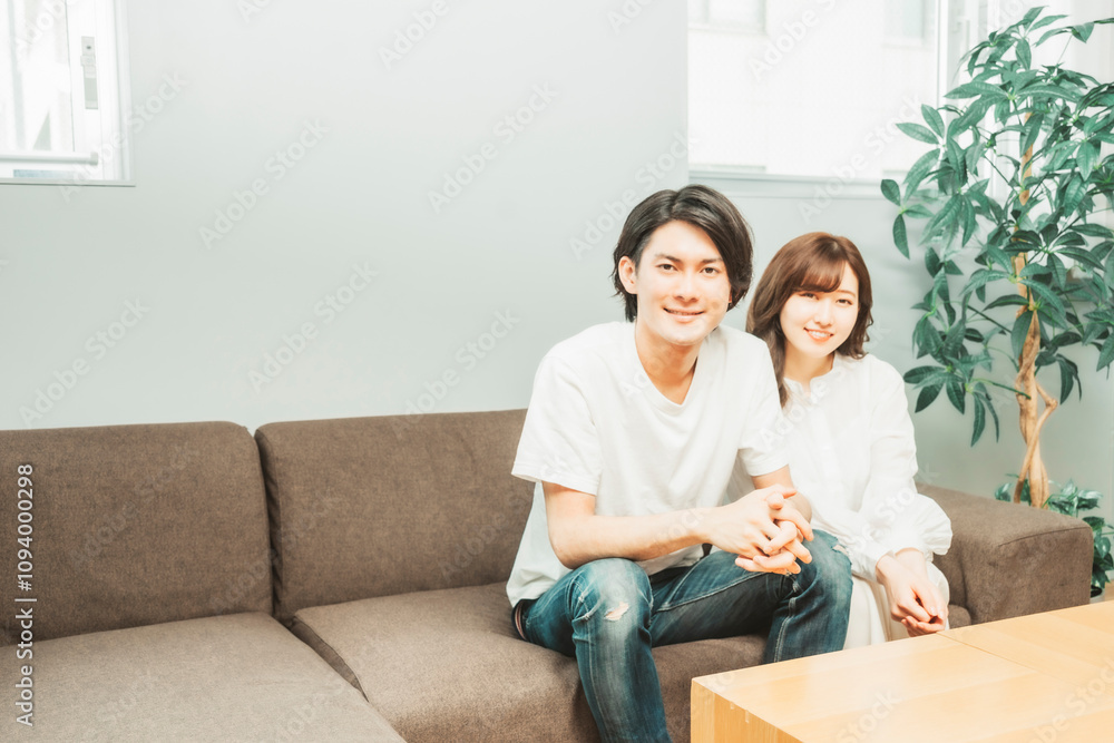 部屋にいる男女（カメラ目線）
