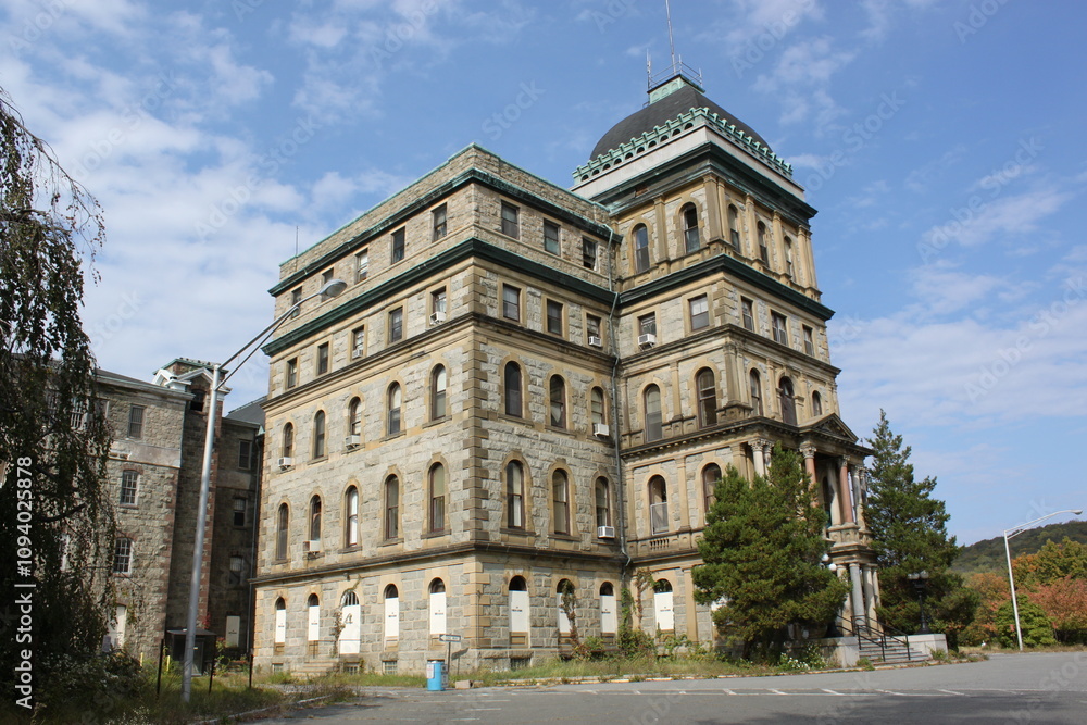 Obraz premium Multi-Story Stone Building with Cupola and Adjacent Structure