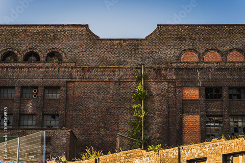 Ein leerstehendes und altes Industriegebäude.