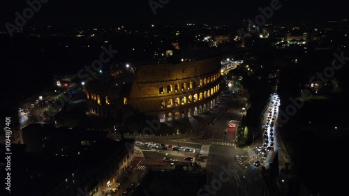 Visão aérea a noite no Coliseu de Roma, Itália