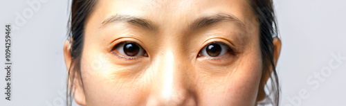 中年女性　目元アップ画像