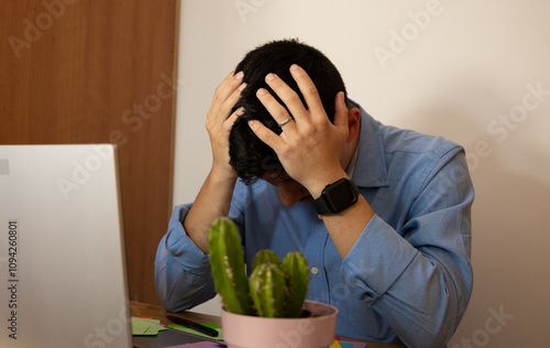 Photos Businessman with hands on head worried in office, concept of worry at work
