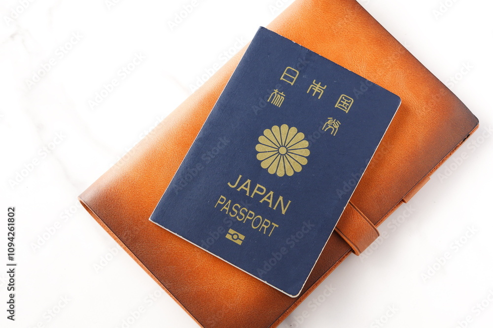 日本のパスポート（一般旅券5年用紺色）を用意して、海外旅行を計画しているイメージ
