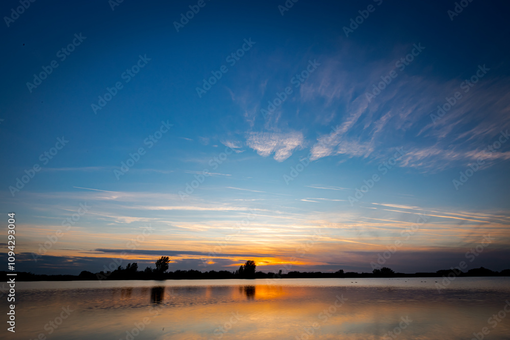 Obraz premium Sunset over lake