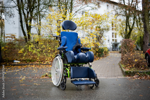 Ein Rollstuhl auf der Straße. Hilfsmittel. Schwerbehindert