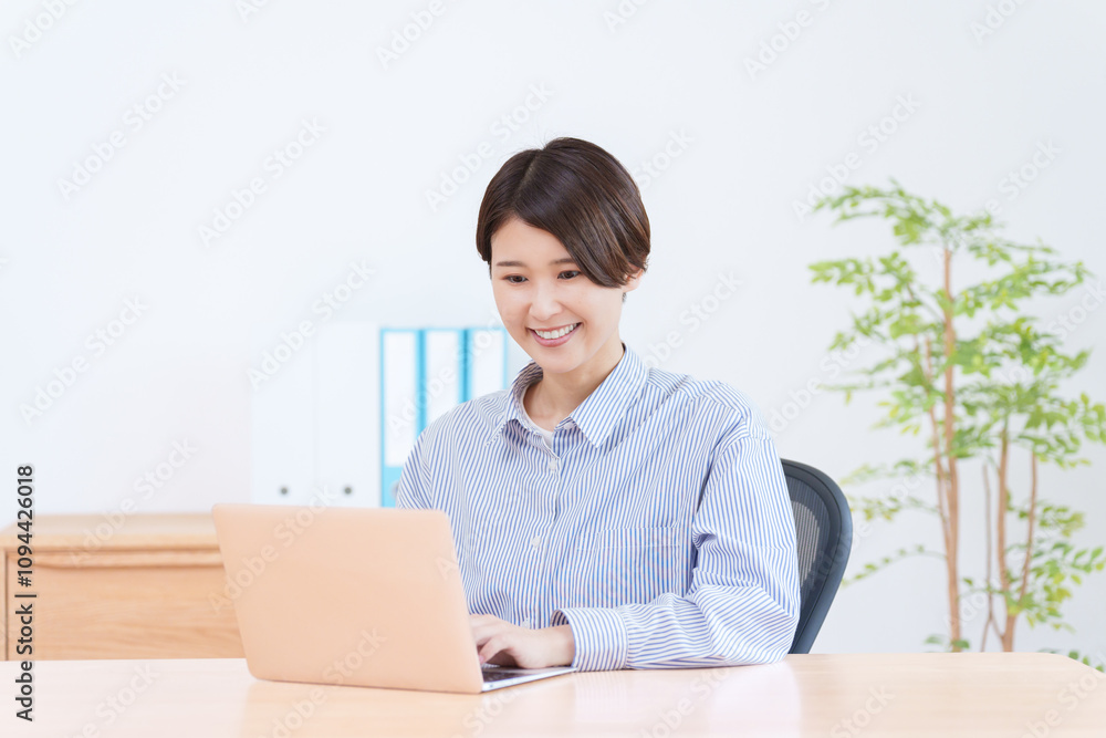 パソコンで仕事する女性