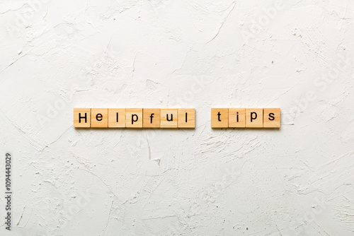 Foto helpful tips word written on wood block