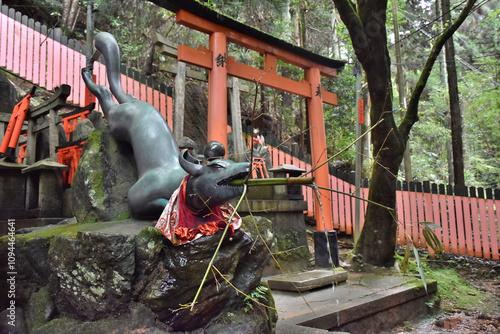 	赤い鳥居、変わった形の像、キツネ？