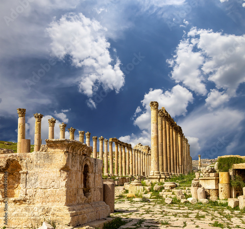 Roman ruins (against the background of a beautiful sky with clouds) in the Jordanian city of Jerash (Gerasa of Antiquity), capital and largest city of Jerash Governorate, Jordan #1094494436