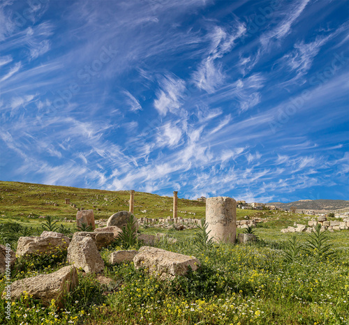 Roman ruins (against the background of a beautiful sky with clouds) in the Jordanian city of Jerash (Gerasa of Antiquity), capital and largest city of Jerash Governorate, Jordan #1094498489