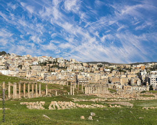 Roman ruins (against the background of a beautiful sky with clouds) in the Jordanian city of Jerash (Gerasa of Antiquity), capital and largest city of Jerash Governorate, Jordan #1094498612