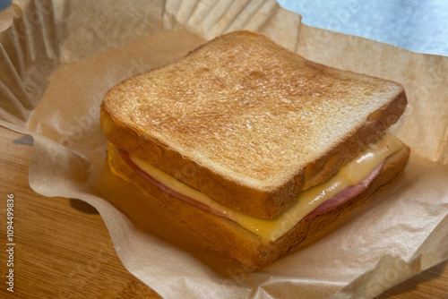 , Deutschland, 21.11.2024,  Frisch gebackener Toast auf Backpapier, zubereitet in einer Heißluftfritteuse. Perfekt für einfache und schnelle Snack-Ideen im Alltag. photo