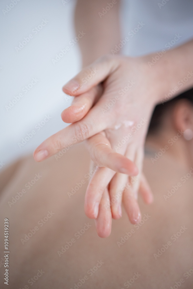 Naklejka premium Closeup of masseuse hands. he rubs the oil in his hands