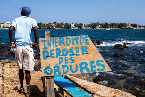 un panneau d'interdiction de déposer des ordures sur le littoral de Dakar au Sénégal en Afrique de l'ouest photo